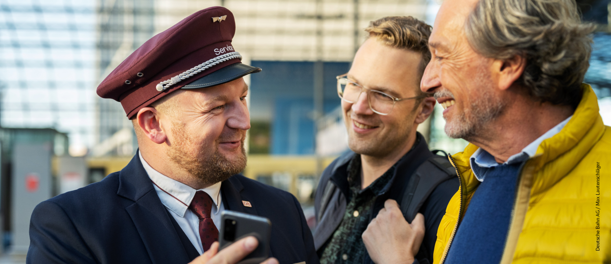 Service-Mitarbeiter berät Kunden. Copyright: Deutsche Bahn AG / Max Lautenschläger