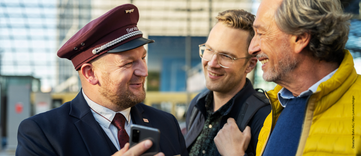 Service-Mitarbeiter berät Kunden. Copyright: Deutsche Bahn AG / Max Lautenschläger Service-Mitarbeiter berät Kunden. Copyright: Deutsche Bahn AG / Max Lautenschläger